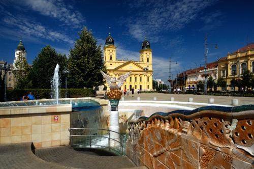 Debrecen, a Millenniumi szökőkút és a Református Nagytemplom-stock-foto