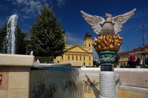Debrecen, a Millenniumi szökőkút és a Református Nagytemplom-stock-foto