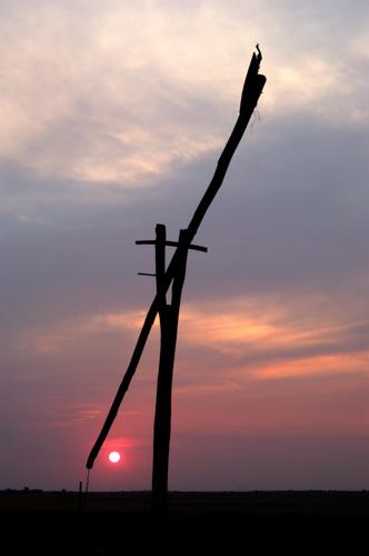 Hortobágy, gémeskút a nyári naplementében-stock-foto