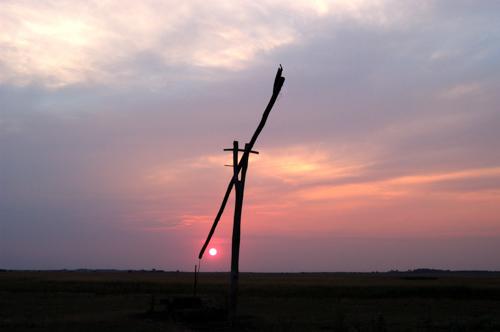 Hortobágy, gémeskút a nyári naplementében-stock-foto
