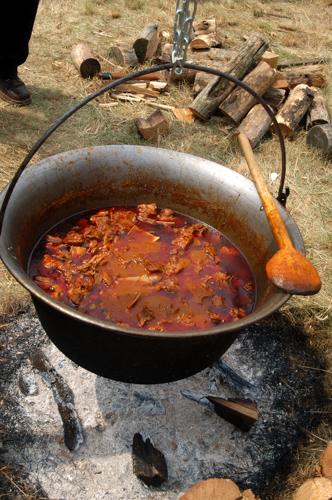 Készül a hortobágyi gulyás-stock-foto