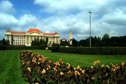 A Debreceni Egyetem főépülete-stock-foto