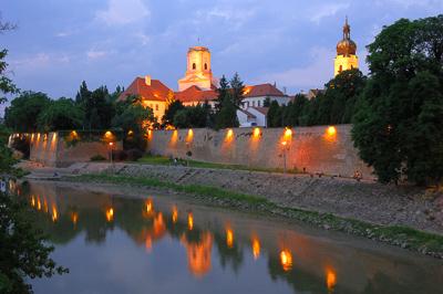 Győr, a Püspökvár látképe a Rába folyó partján-stock-foto