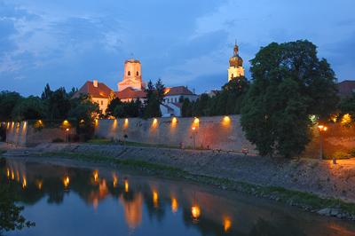 Győr, a Püspökvár látképe a Rába folyó partján-stock-photo
