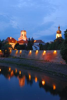 Győr, a Püspökvár látképe a Rába folyó partján-stock-photo