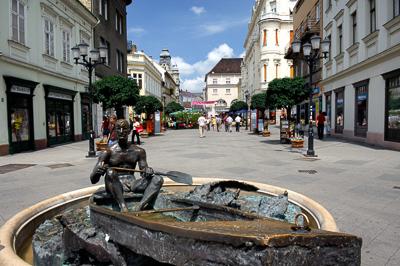 Győr, csónakos szobor a sétálóutca közepén-stock-photo