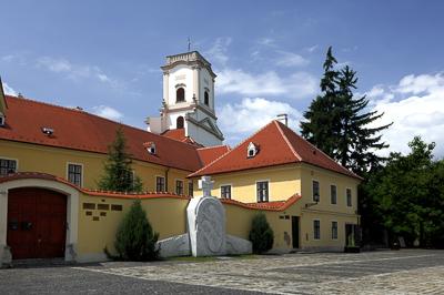 Győr belvárosa a Püspökvárral-stock-foto