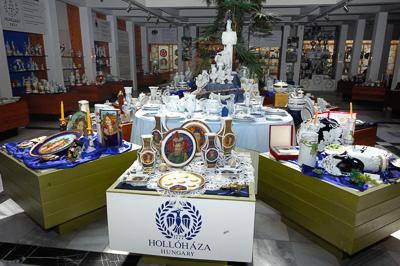 A Hollóházi Porcelángyár termékei a cég múzeumában-stock-foto