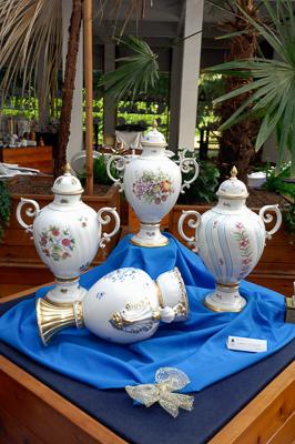 A Hollóházi Porcelángyár termékei a cég múzeumában-stock-foto