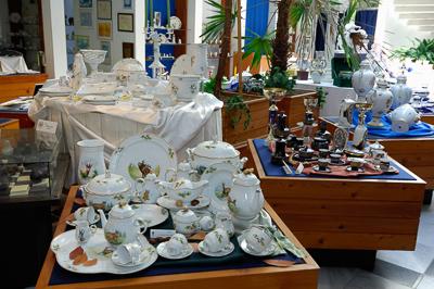 A Hollóházi Porcelángyár termékei a cég múzeumában-stock-foto