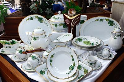 A Hollóházi Porcelángyár termékei a cég múzeumában-stock-foto