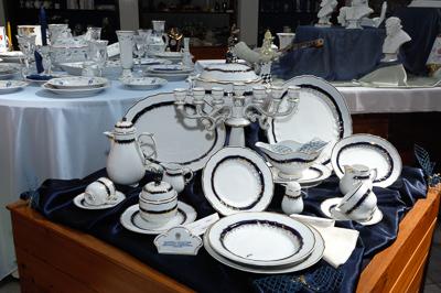 A Hollóházi Porcelángyár termékei a cég múzeumában-stock-foto