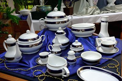 A Hollóházi Porcelángyár termékei a cég múzeumában-stock-foto