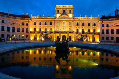 Fertőd, az Esterházy-kastély és parkja-stock-photo