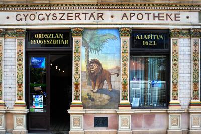 Sopron, az Oroszlán Gyógyszertár a Várkerületben-stock-foto