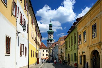 Sopron belvárosa a Tűztoronnyal-stock-foto