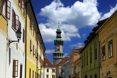 Sopron belvárosa a Tűztoronnyal-stock-foto