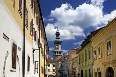 Sopron belvárosa a Tűztoronnyal-stock-foto