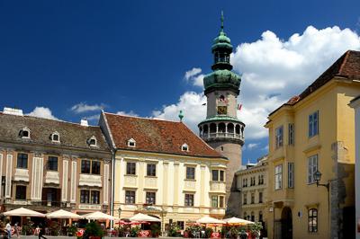 Sopron belvárosa a Tűztoronnyal-stock-foto