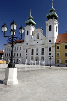 Győr, a Loyolai Szent Ignác Bencés templom a Széchenyi téren-stock-photo