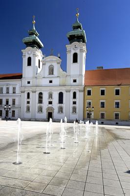 Győr, a Loyolai Szent Ignác Bencés templom a Széchenyi téren-stock-foto