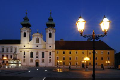 Győr, a Loyolai Szent Ignác Bencés templom a Széchenyi téren-stock-foto