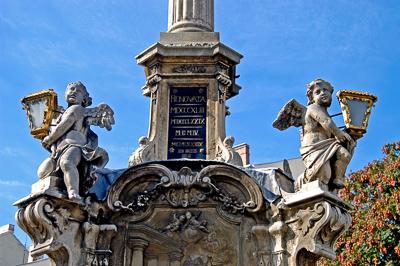 Sopron, a Mária-oszlop angyalai-stock-foto