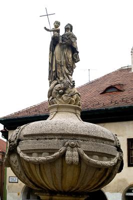Sopron, Mária-kút az Orsolya téren-stock-foto