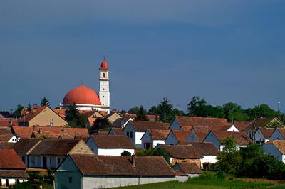 Palkonya, a kupolás körtemplom és a pincefalu-stock-foto