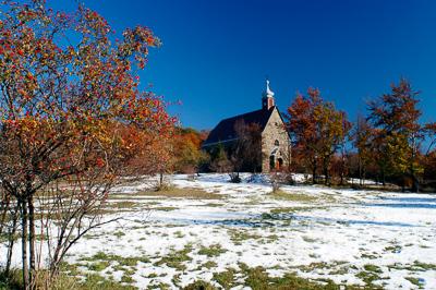 A Három-falu temploma a Mátrában-stock-foto