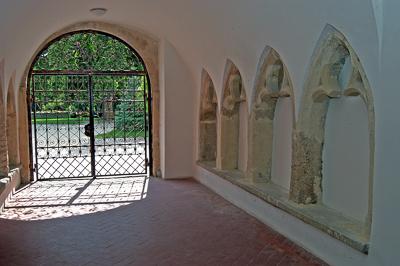 Győr, gótikus ülőfülkék a Püspökvár kapualjában-stock-foto