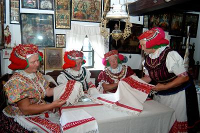 Matyó népviseletbe öltözött asszonyok a tardi tájházban-stock-foto