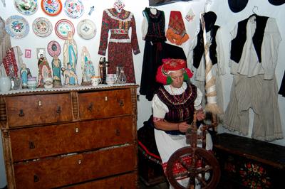 Matyó népviseletbe öltözött asszonyok a tardi tájházban-stock-foto