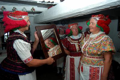 Matyó népviseletbe öltözött asszonyok a tardi tájházban-stock-foto