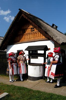 Matyó népviseletbe öltözött asszonyok a tardi tájházban-stock-foto