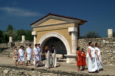 Tác, Flóra istennő ünnepe a Gorsium Régészeti Parkban-stock-foto