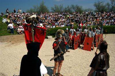 Tác, Flóra istennő ünnepe a Gorsium Régészeti Parkban-stock-foto