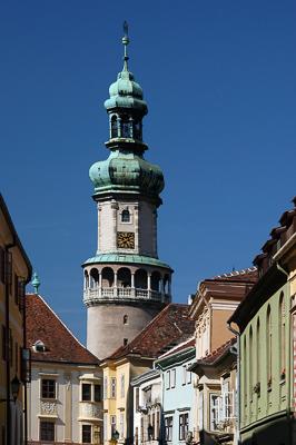 Sopron belvárosa a Tűztoronnyal-stock-foto