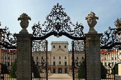 Fertőd, az Esterházy-kastély és parkja-stock-photo