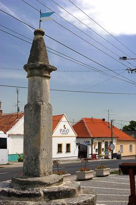 Pellengér a fertőrákosi községháza előtt-stock-foto