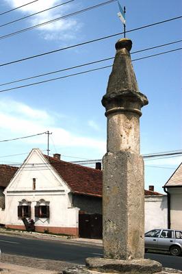 Pellengér a fertőrákosi községháza előtt-stock-foto