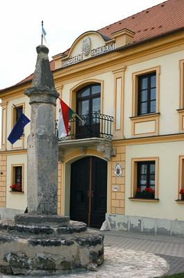 Pellengér a fertőrákosi községháza előtt-stock-foto