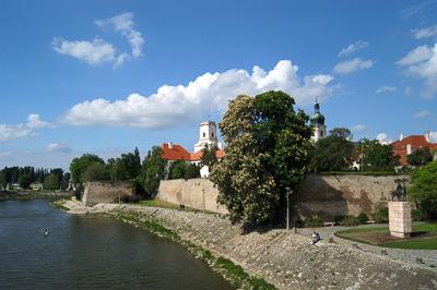 Győr, a Püspökvár látképe a Rába folyó partján-stock-foto