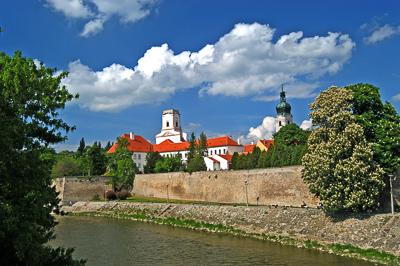 Győr, a Püspökvár látképe a Rába folyó partján-stock-foto
