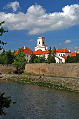 Győr, a Püspökvár látképe a Rába folyó partján-stock-foto