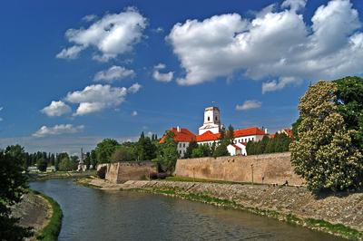 Győr, a Püspökvár látképe a Rába folyó partján-stock-foto