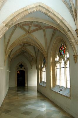 A Pannonhalmi Bencés Főapátság kerengője-stock-foto