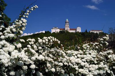 A Pannonhalmi Bencés Főapátság látképe-stock-foto