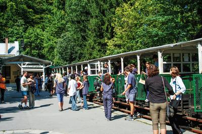Lillafüredi Állami Erdei Vasút-stock-foto
