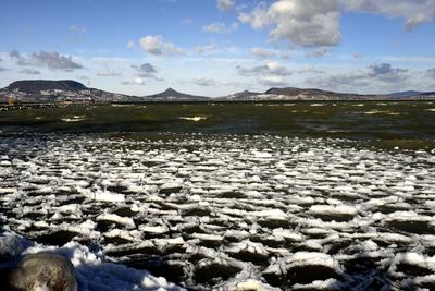 A január elején beköszöntött erõs viharos szélnek és a nagy hidegnek köszönhetõen jégben pompázik a Balaton déli partja.A növényekre és a part meletti tárgyakra ráfagy a Balaton vize és igazi jégszobrokat varázsol a természet.-stock-foto